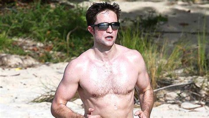 Robert Pattinson Goes Shirtless New ‘The Batman’ Trailer: Watch – Hollywood Life