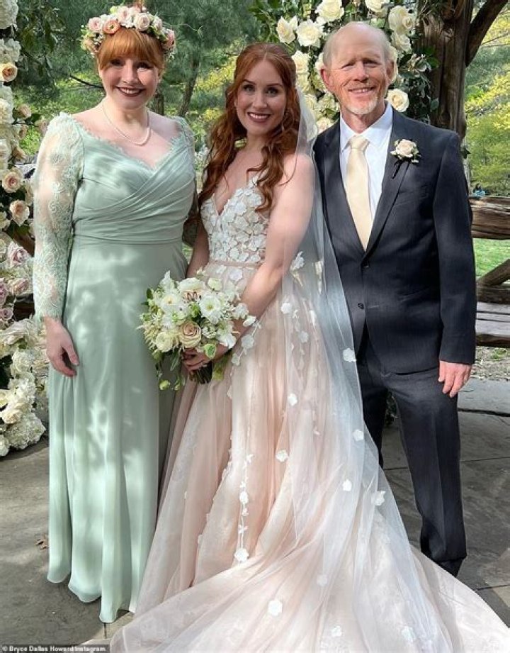 Ron Howard and Bryce Dallas Howard at Paige Carlyle’s Wedding: Photos – Hollywood Life