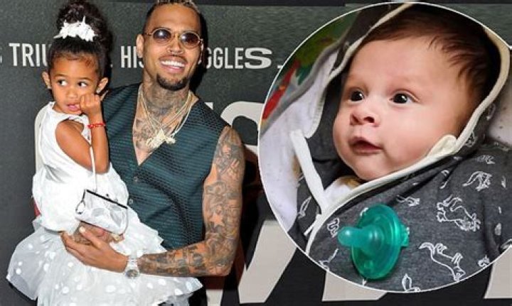 Royalty Brown, 5, Proves She’s The Best Big Sis By Changing Baby Aeko’s Diaper — Sweet Pic