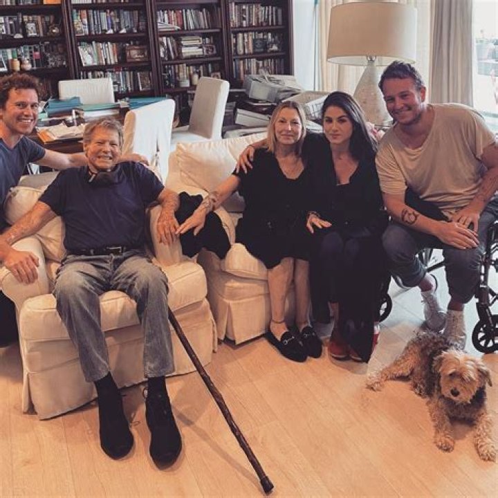 Ryan O’Neal Reunites With Daughter Tatum & Grandkids For 1st Time In 17 Years After ‘Years Of Hardship’ — Pic