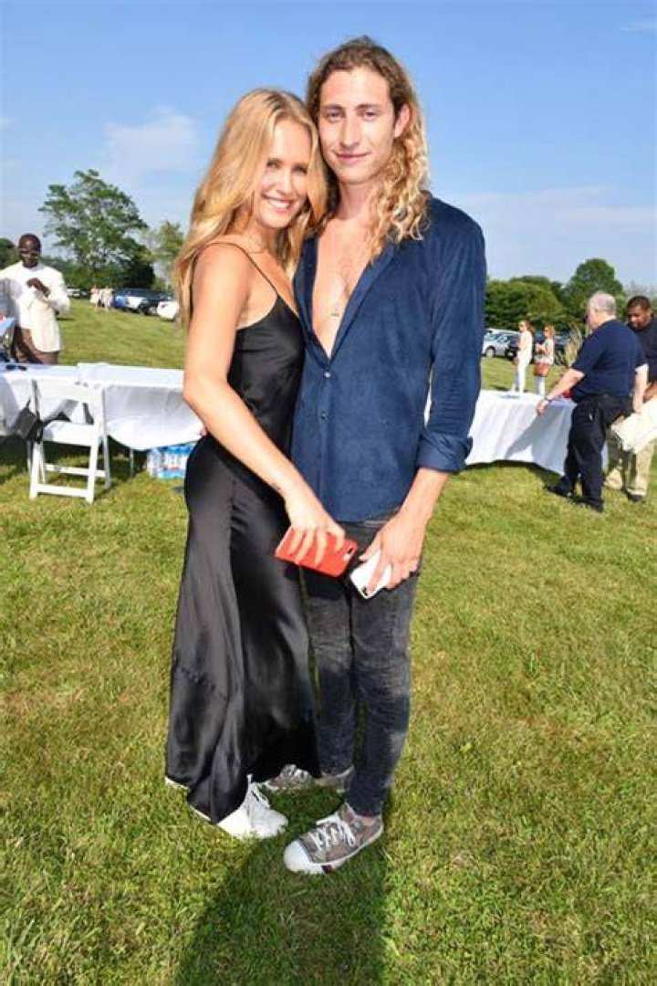 Sailor Brinkley-Cook & Boyfriend Ben Sosne Make Out In NYE Video – Hollywood Life