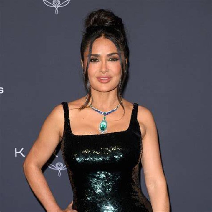 Salma Hayek Looks Gorgeous In ‘No Makeup’ Selfie On Vacation – Hollywood Life