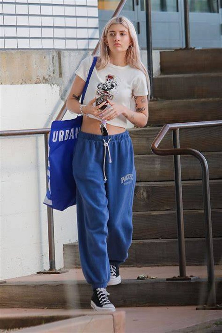 Sami Sheen, 19, Keeps It Casual In Crop Top & Sweats While Shopping With Friends: Photo