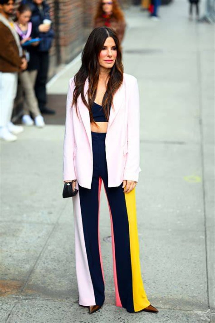 Sandra Bullock Rocks Sexy Crop Top & Pink Blazer For ‘The Late Show’ – Hollywood Life