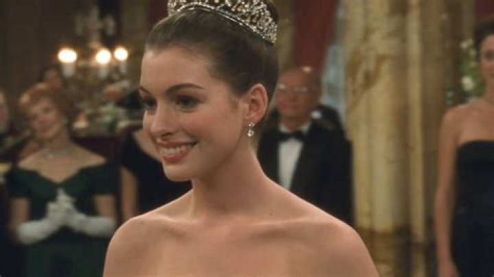 Sandra Oh Recreates ‘Princess Diaries’ Phone Scene With Anne Hathaway: Watch