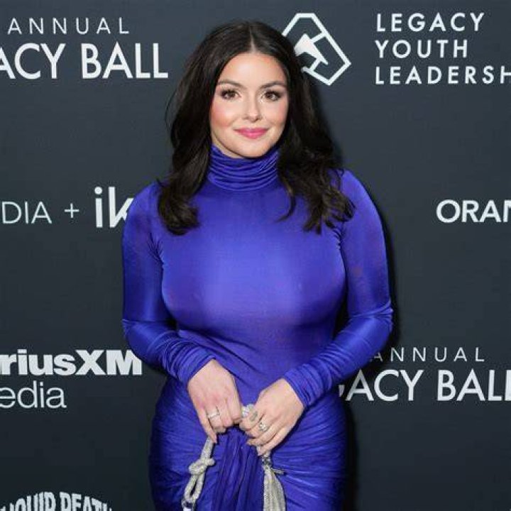 Sarah Hyland Defends Ariel Winter From ‘Pervs’ In Savage Message – Hollywood Life