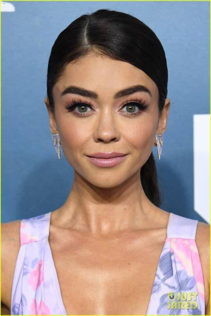 Sarah Hyland Stuns In Tiny Crop Top At Teen Choice Awards Before Delivering Epic Performance