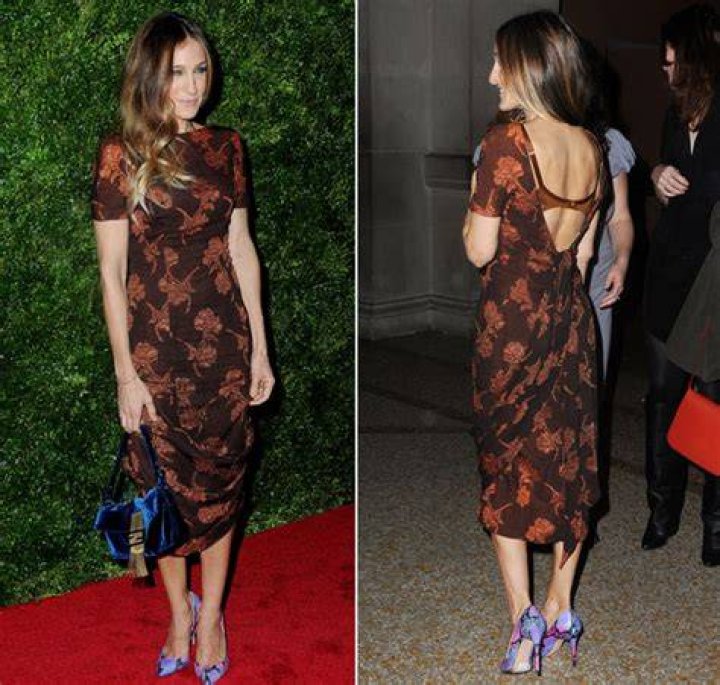 Sarah Jessica Parker Channels Carrie Bradshaw & Shows Off Her Bra – Hollywood Life