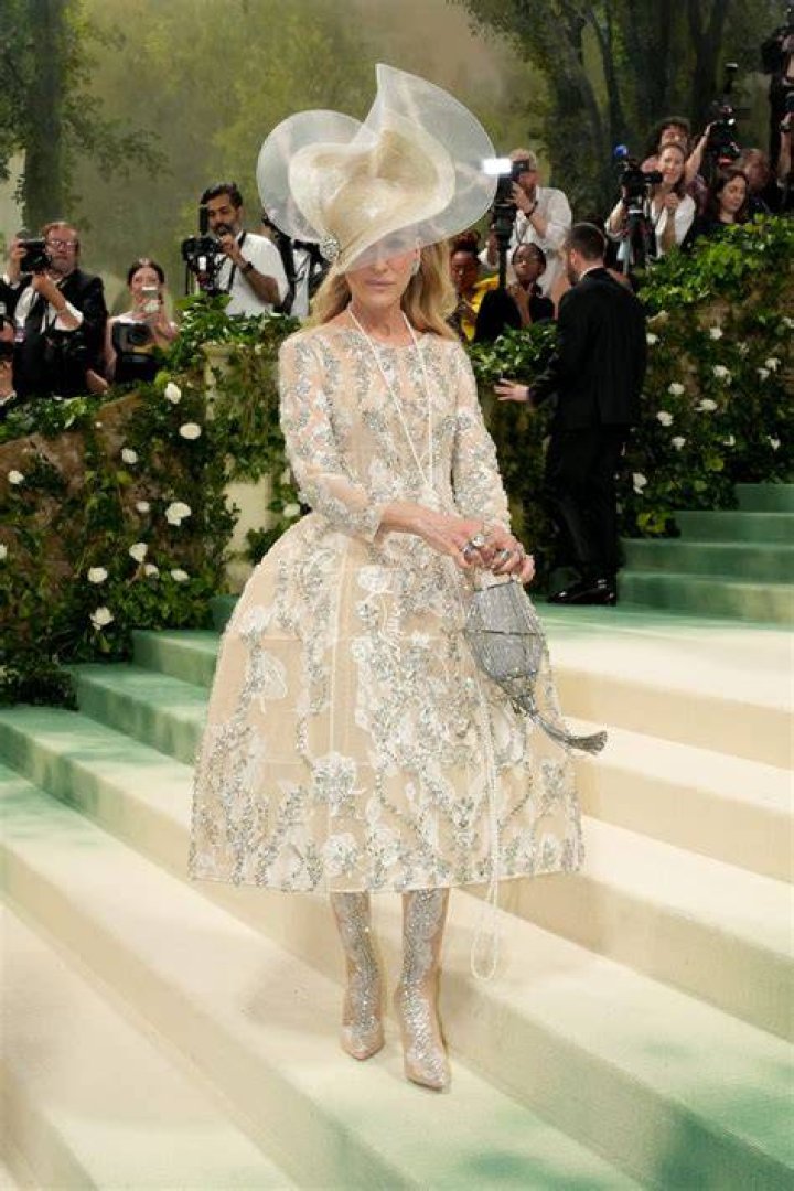 Sarah Jessica Parker Confirms She’s Skipping The 2021 Met Gala – Hollywood Life