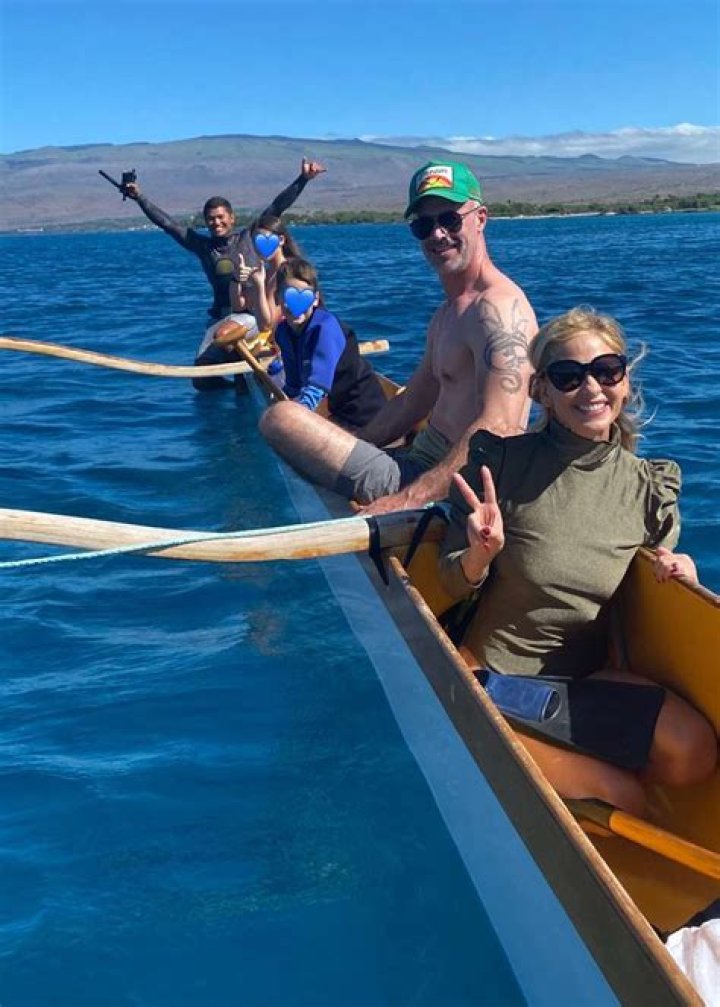 Sarah Michelle Gellar Rocks A Swimsuit & Cuddles With Freddie Prinze Jr. In Maui: Photos