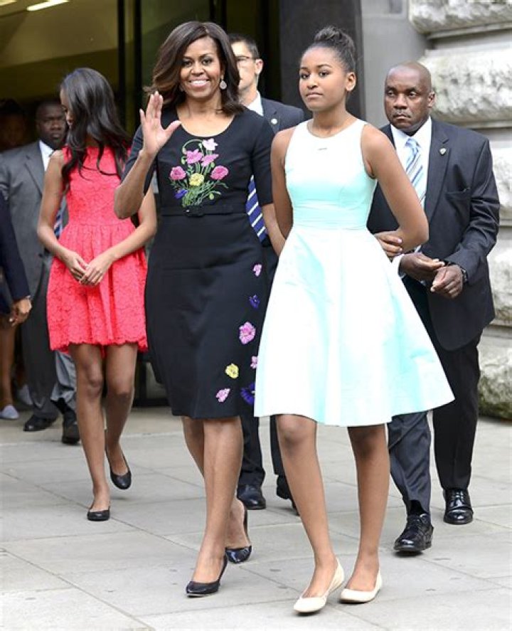 Sasha Obama’s Trader Joe’s Grocery Run: Photos – Hollywood Life