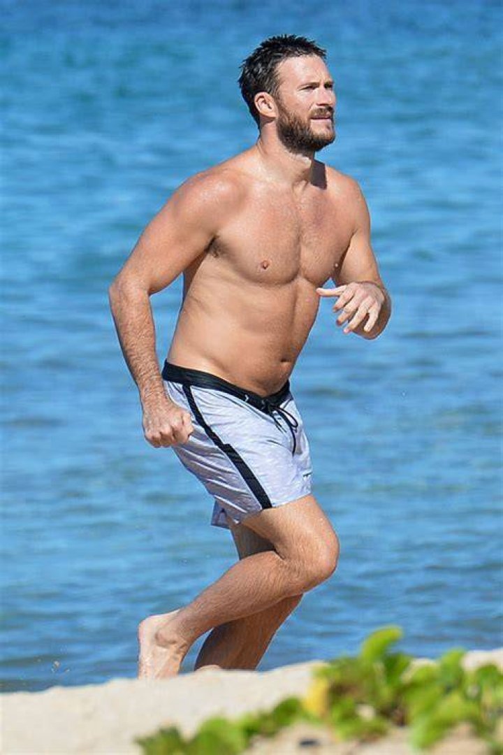 Scott Eastwood Goes Shirtless While Taking Dip In Ocean In Hawaii – Hollywood Life