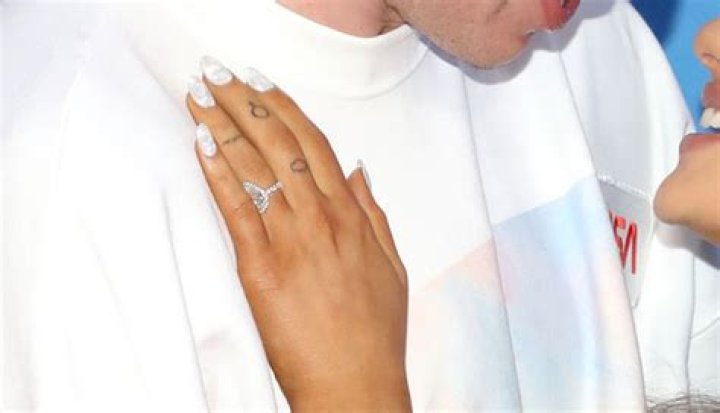 See Ariana Grande’s Engagement Rings From Dalton Gomez & Pete Davidson – Hollywood Life