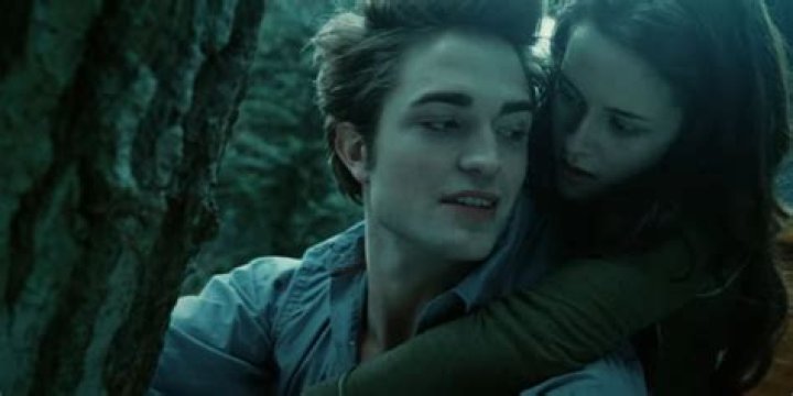 See Bella & Edward’s Hottest Moments – Hollywood Life