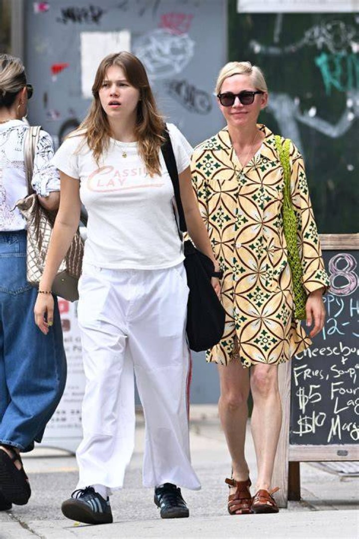 See Heath Ledger & Michelle Williams’ Daughter – Hollywood Life