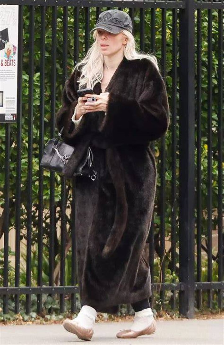 See Her No Makeup Outfit – Hollywood Life
