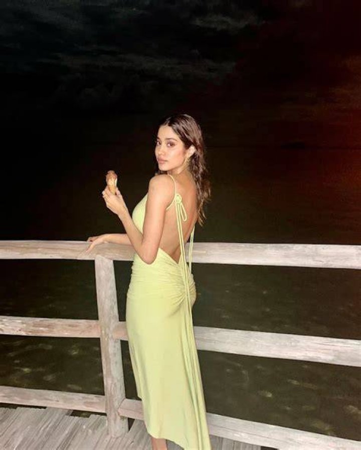 See Her Sexy Booty In Backless Swimsuit – Hollywood Life