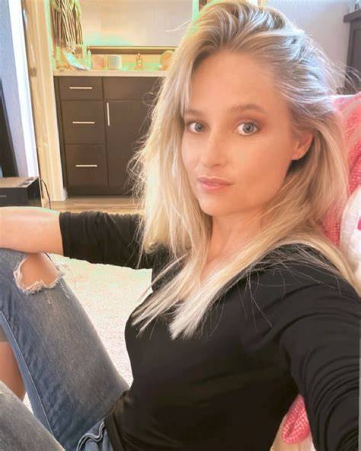 See Hot Pic Of Genevieve Morton & More – Hollywood Life