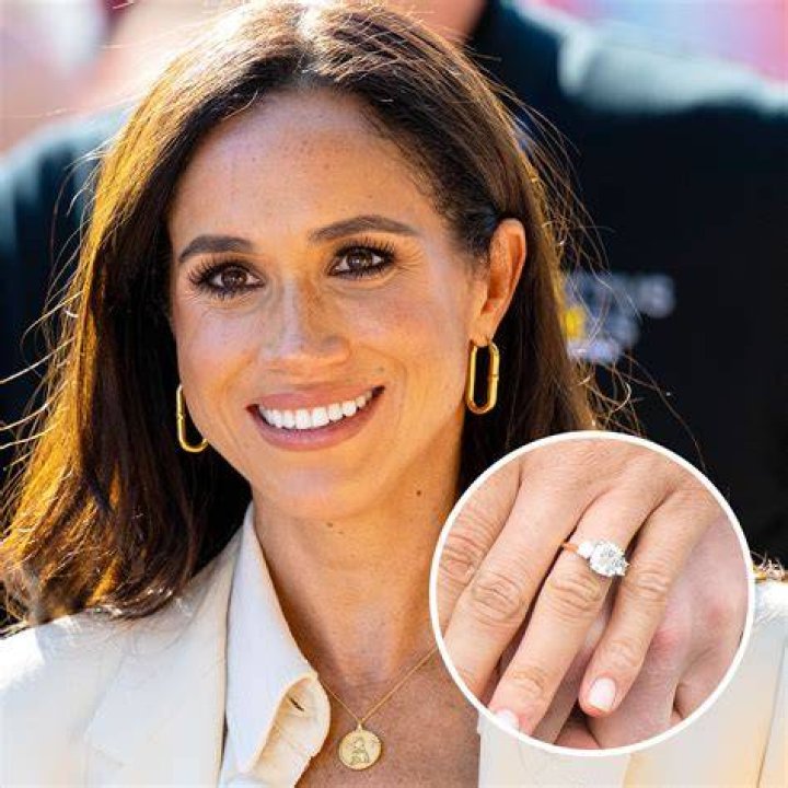 See New Diamond Ring Photos – Hollywood Life