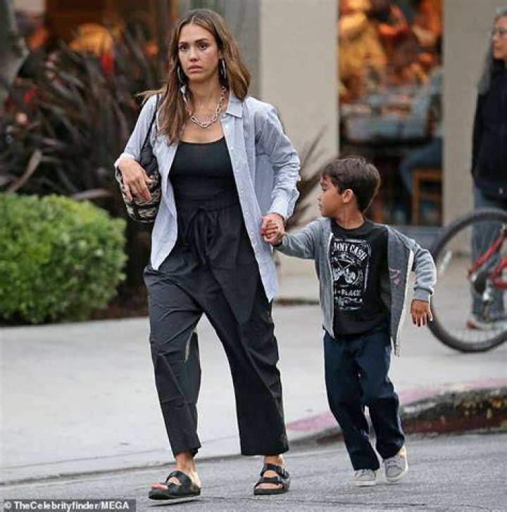 See Photos Of Her Kids & Husband – Hollywood Life