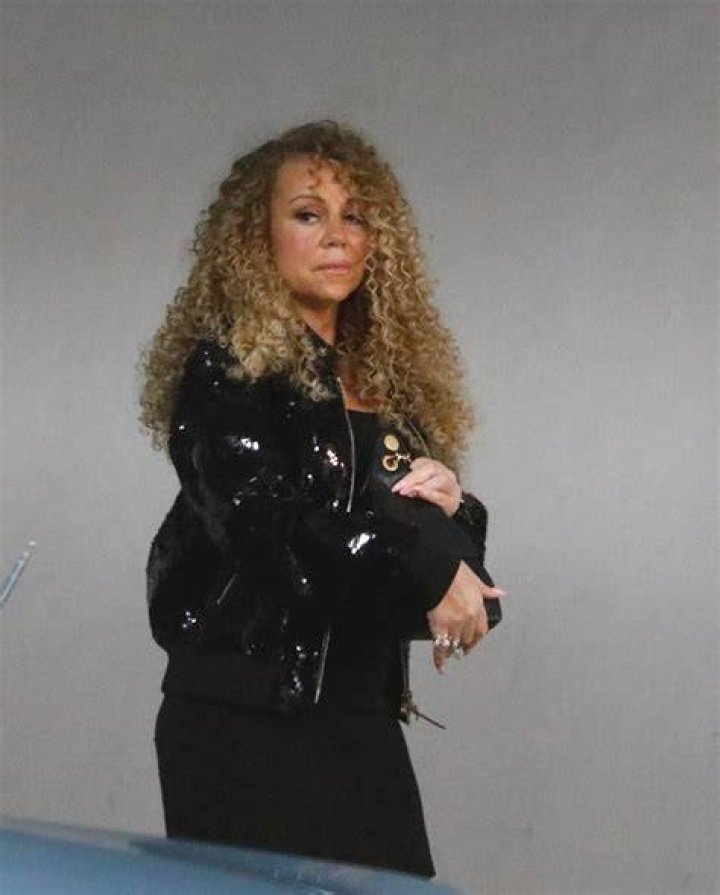 See The Singer’s ’90s Curls – Hollywood Life