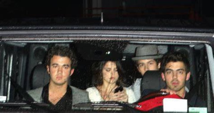 Selena Gomez Caught A Ride Home With The Jonas Brothers After The Telethon Last Night! – Hollywood Life