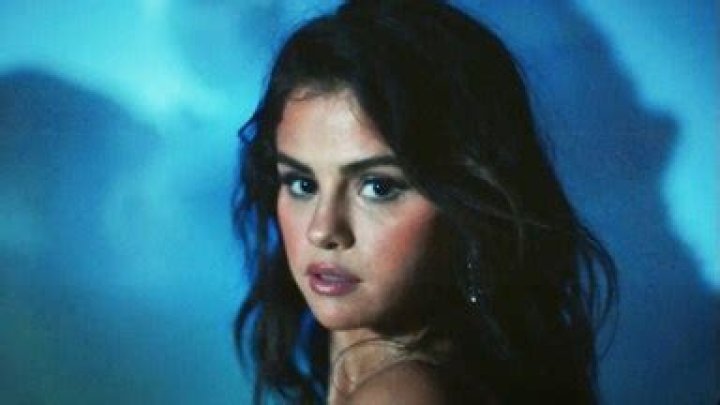 Selena Gomez Dancing To ‘Baila Conmigo’ In New Video Wearing Sweats – Hollywood Life