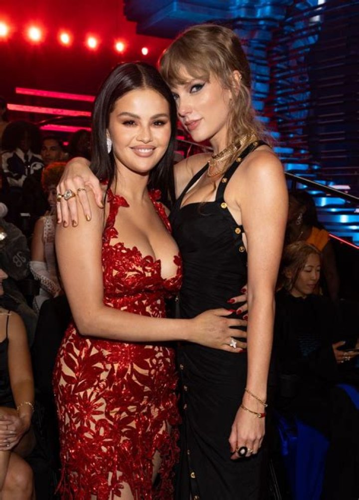 Selena Gomez Defends Taylor Swift From Kim Kardashian On Twitter – Hollywood Life