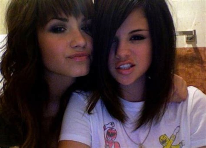 Selena Gomez & Demi Lovato: BFFs Reunite In Cute Pic
