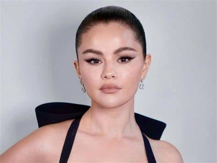 Selena Gomez Loves Jennifer Aniston’s No-Makeup Selfie — See Comment – Hollywood Life
