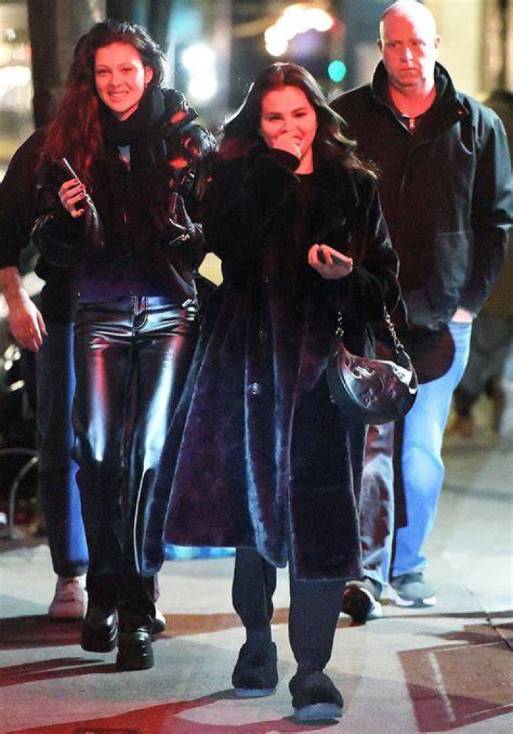 Selena Gomez, Nicola Peltz & Brooklyn Beckham At Dinner In NYC: Photos – Hollywood Life