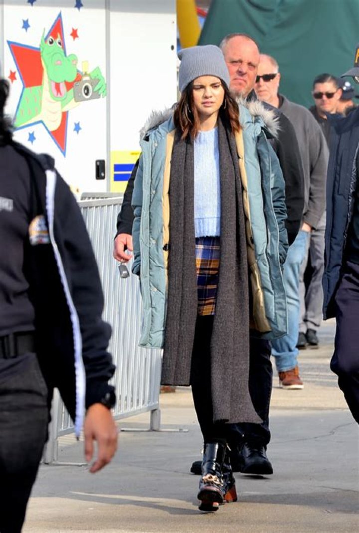 Selena Gomez’s Plaid Mini Skirt Filming ‘Only Murders’ – Photos – Hollywood Life