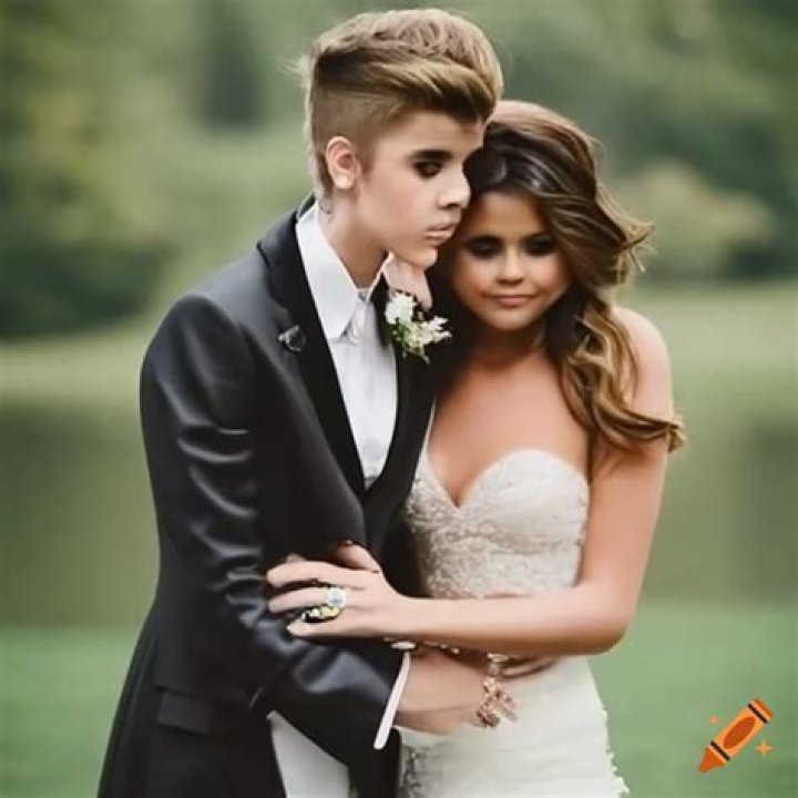 Selena Gomez Shows Off Her Long Legs In Black Mini Skirt 2 Days After Justin Bieber’s Wedding