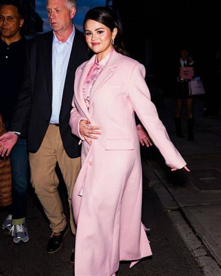 Selena Gomez Wears Pink Shirt & Sweatpants In Los Angeles: Pics – Hollywood Life