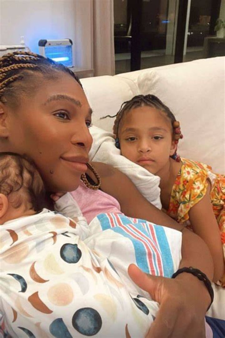 Serena Williams & Daughter, 2, Cuddle Up In Bed With Alexis Ohanian During Maldives Vacay — Pic