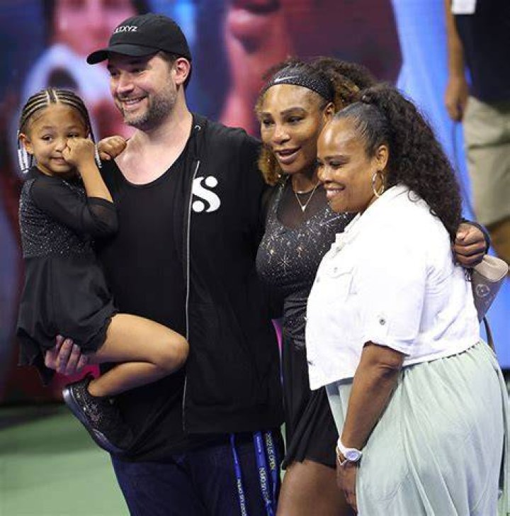 Serena Williams & Daughter Rock Matching Outfits At U.S. Open 2022 – Hollywood Life
