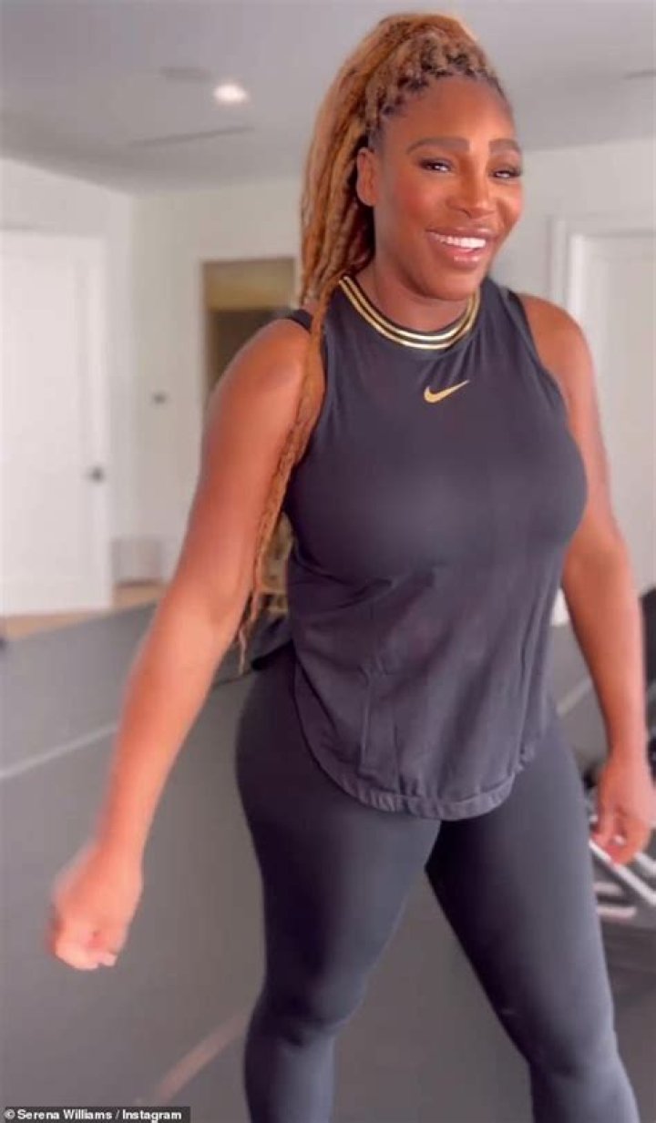Serena Williams Does Squats, Planks & More During Intense Workout With Sister Venus — Watch