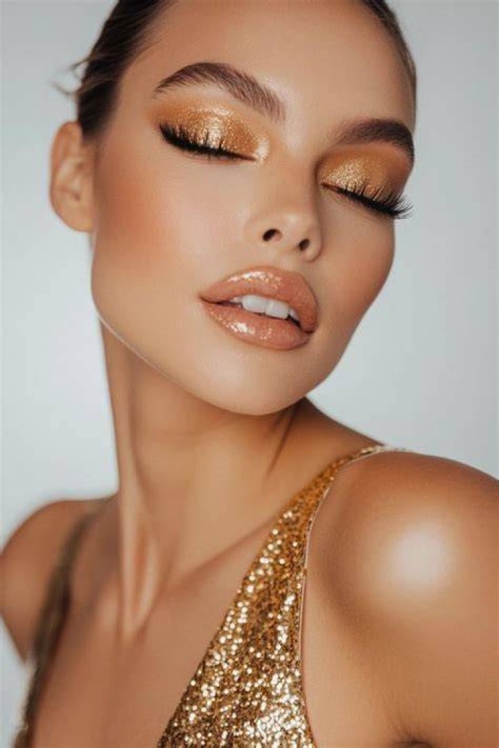 Sexiest Low-Cut Looks – Hollywood Life