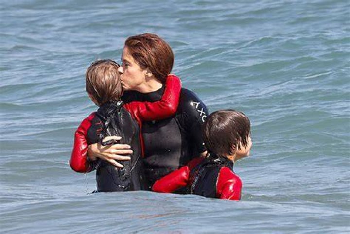 Shakira & Kids Hit The Beach In Barcelona For Some Fun — Photos – Hollywood Life