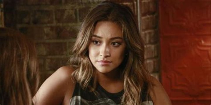 Shay Mitchell Talks ‘Pretty Little Liars’ Revival & An Emily Update – Hollywood Life