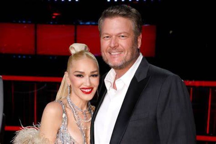 She Performs With Blake Shelton – Hollywood Life