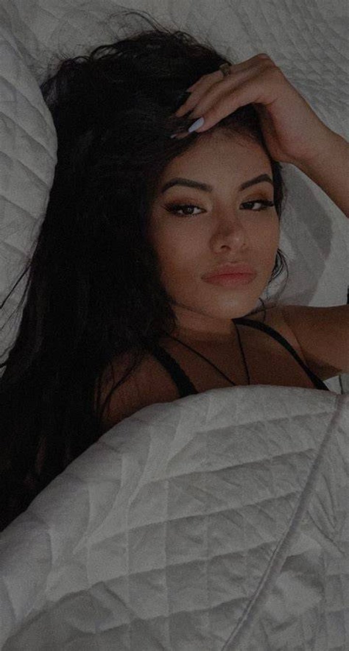 She’s Lying In Bed In Sexy Selfie – Hollywood Life