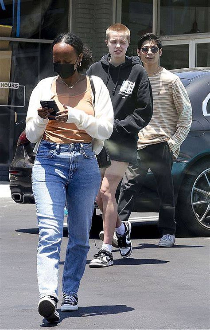 Shiloh Jolie-Pitt, 17, Wears Black Jean Shorts With Zahara, 18, & Pax, 19, To Pet Store: Photos