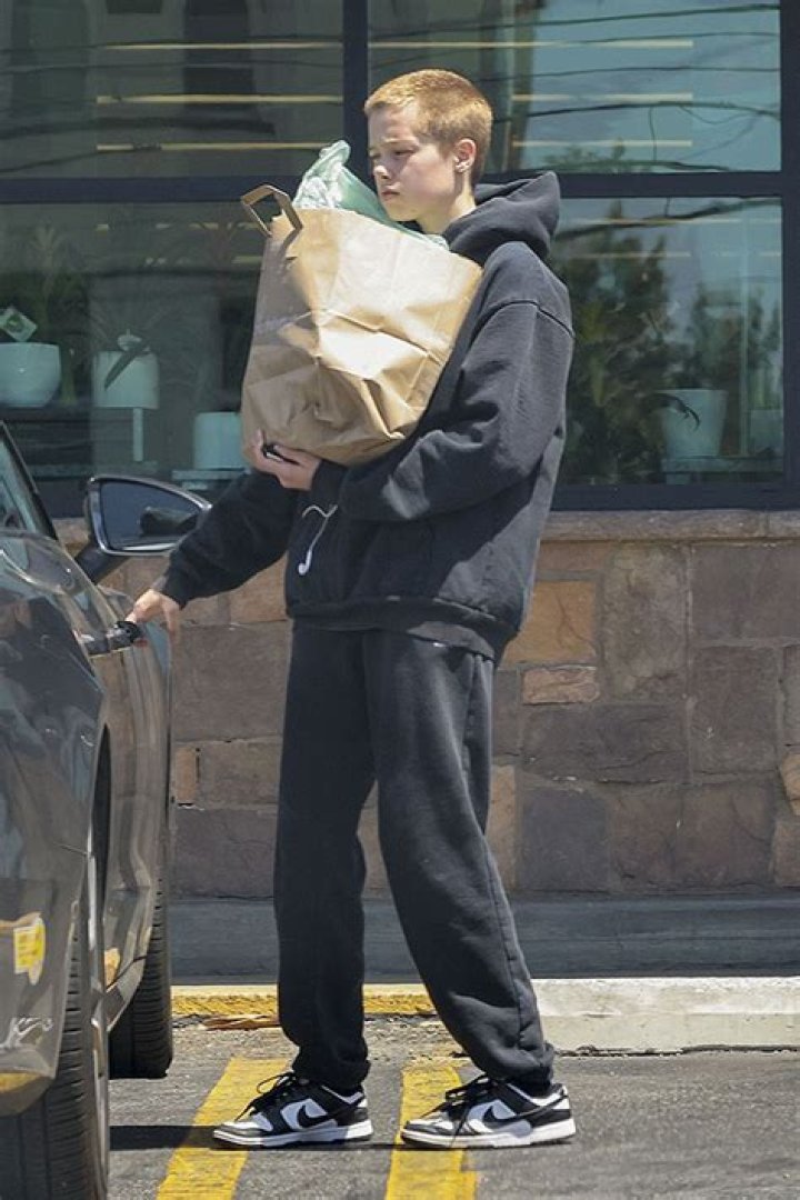 Shiloh Jolie-Pitt Wears Black Hoodie & Sweatpants For Grocery Run – Hollywood Life