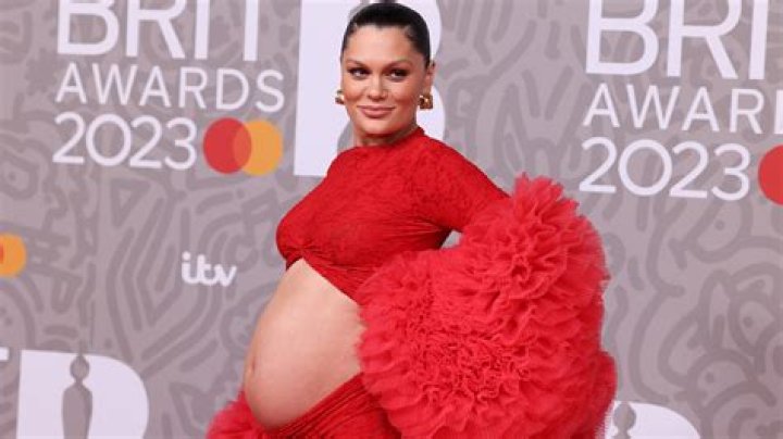 Shows Bare Bump At 38 Weeks Pregnant – Hollywood Life