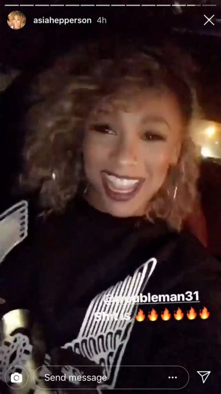 Sings Along To T.I.’s Song In Flirty Pic – Hollywood Life
