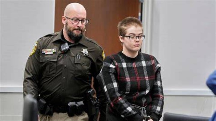 Slender Man Attacker Cries In Court Describing Stabbing Her Classmate – Hollywood Life