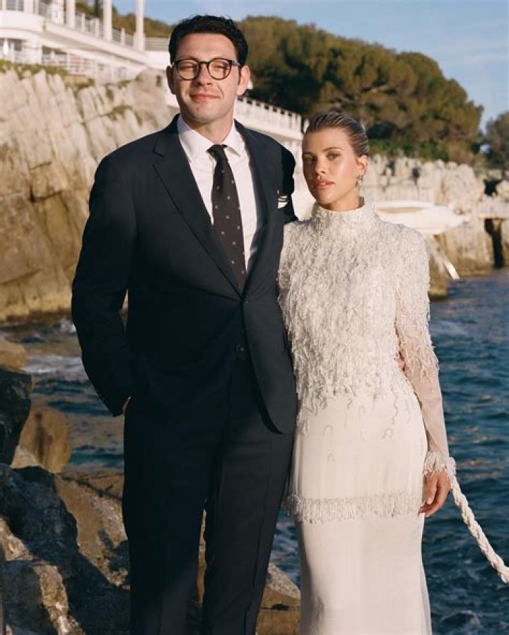 Sofia Richie Is All Smiles While Out With Elliott Grainge As Scott & Amelia’s Romance Heats Up