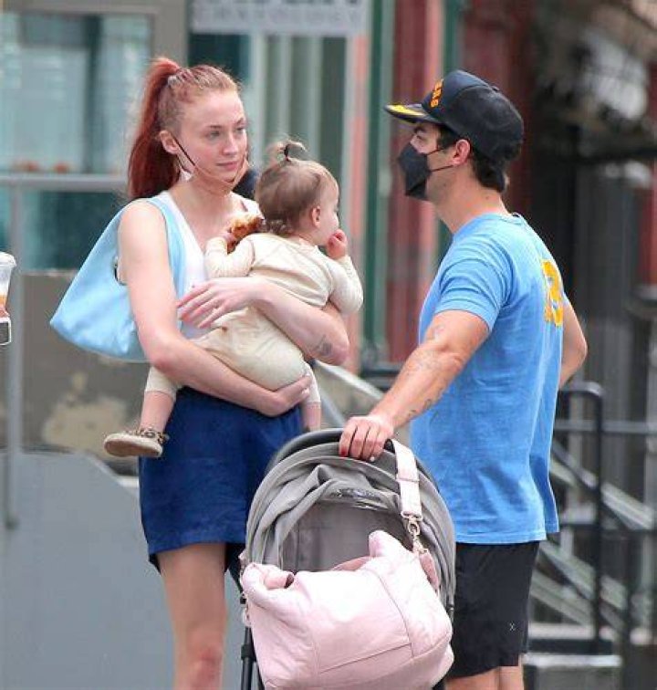 Sophie Turner Bares Her Stomach In Crop Top While Out With Joe Jonas & Daughter Willa, 1 — Photos