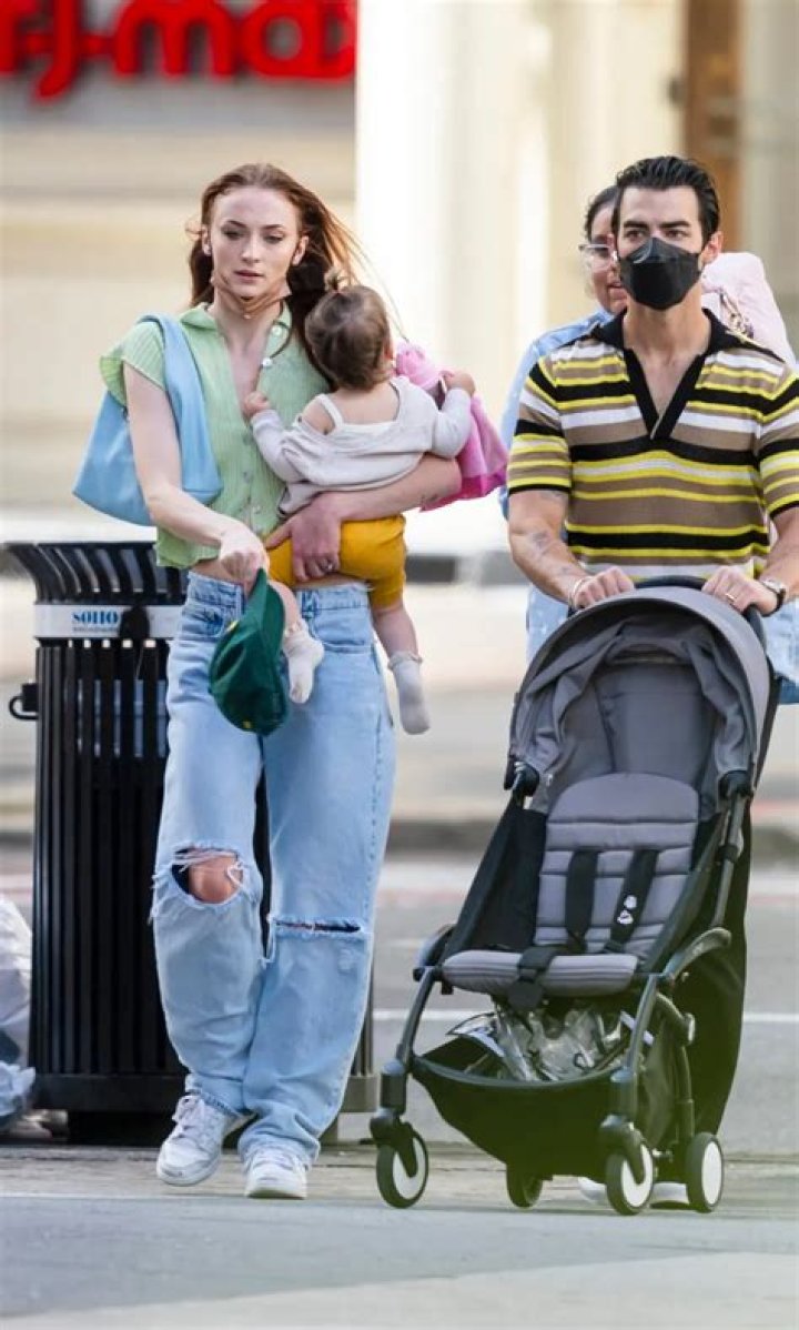 Sophie Turner & Joe Jonas Hold Daughter Willa, 1, In LA: Photos – Hollywood Life